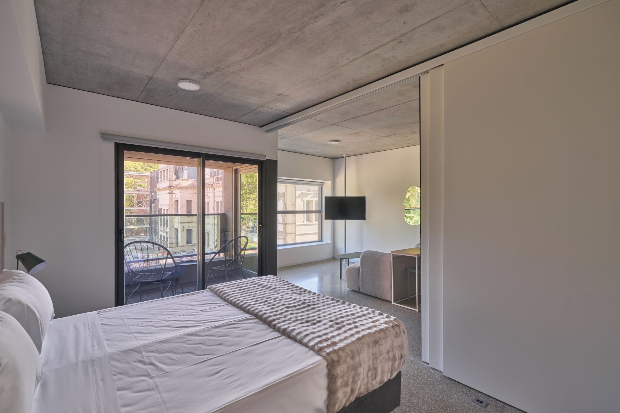 Värdeförvaringsskåp på rummet, skrivbord och arbetsyta för laptop