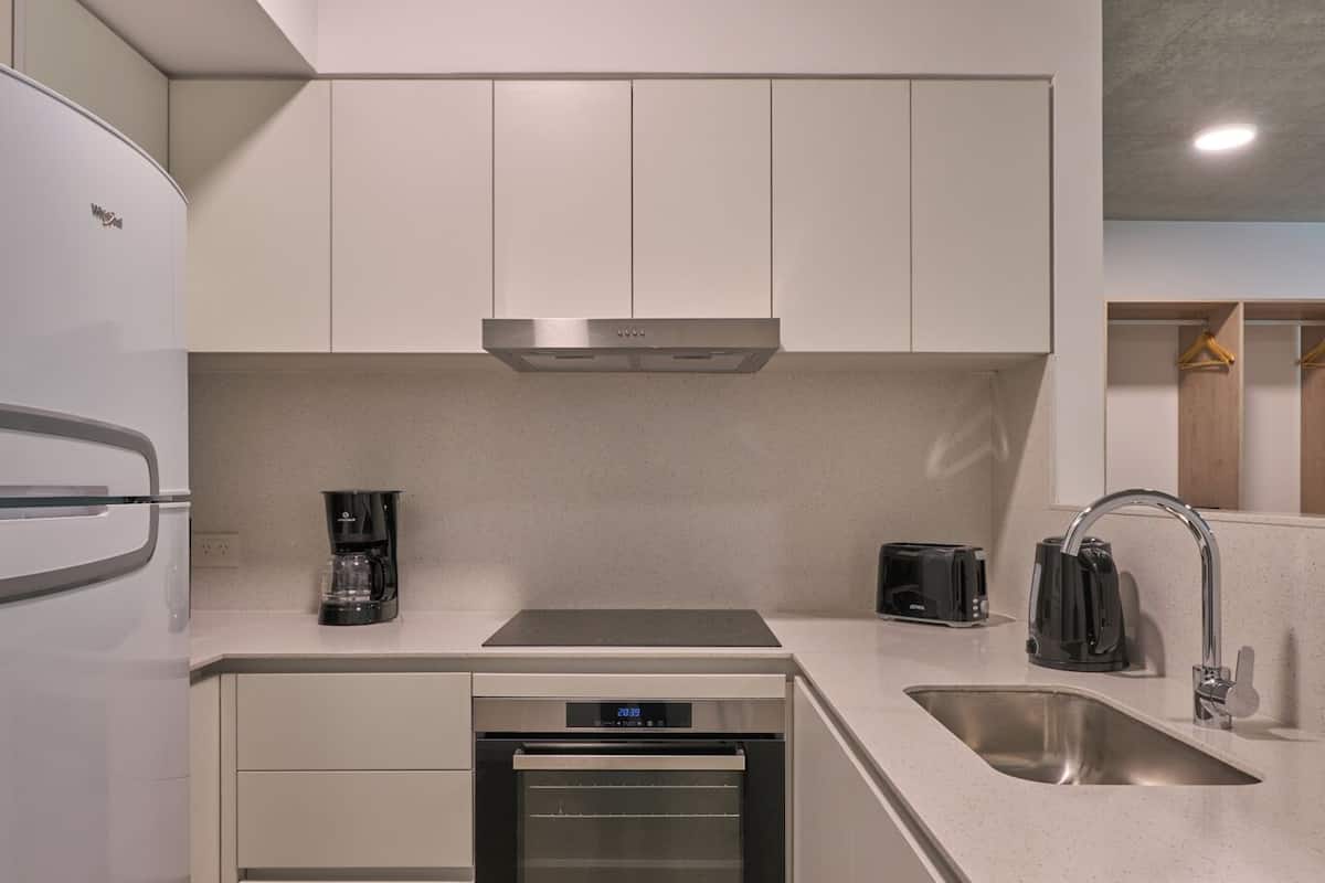 Tủ lạnh, lò vi sóng, bếp nấu, dụng cụ pha espresso