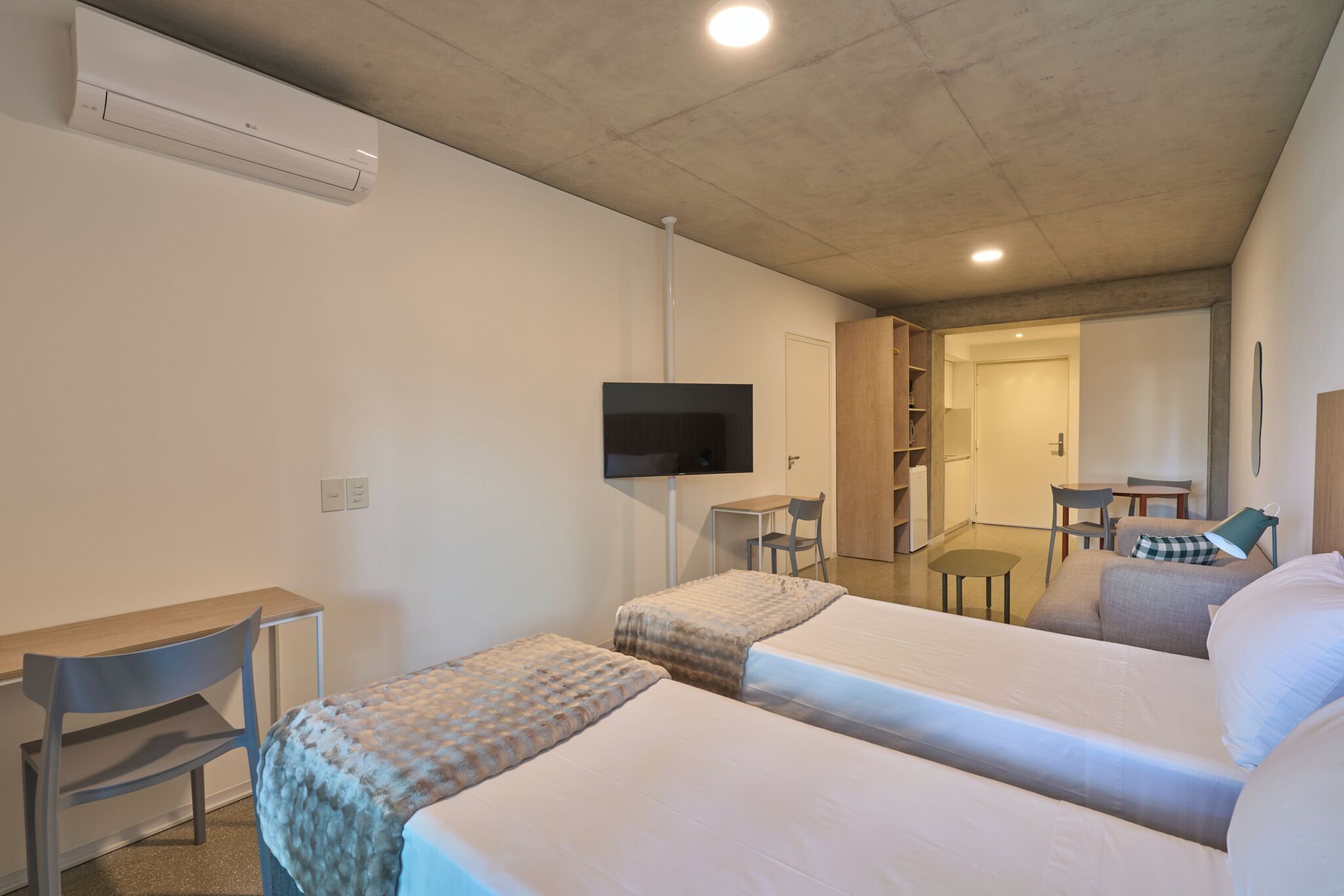 Studio Basic (415) | Värdeförvaringsskåp på rummet, skrivbord och arbetsyta för laptop