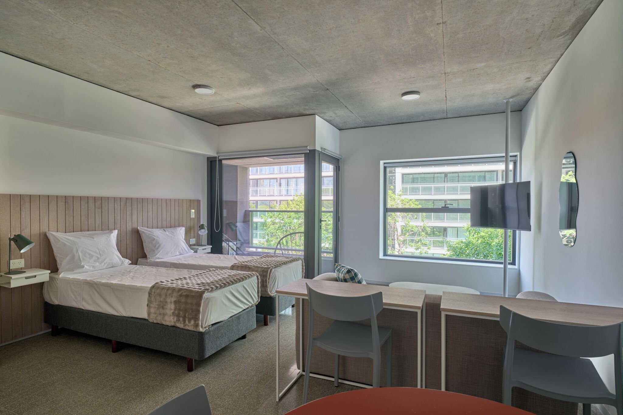 Studio Standard (311) | Värdeförvaringsskåp på rummet, skrivbord och arbetsyta för laptop