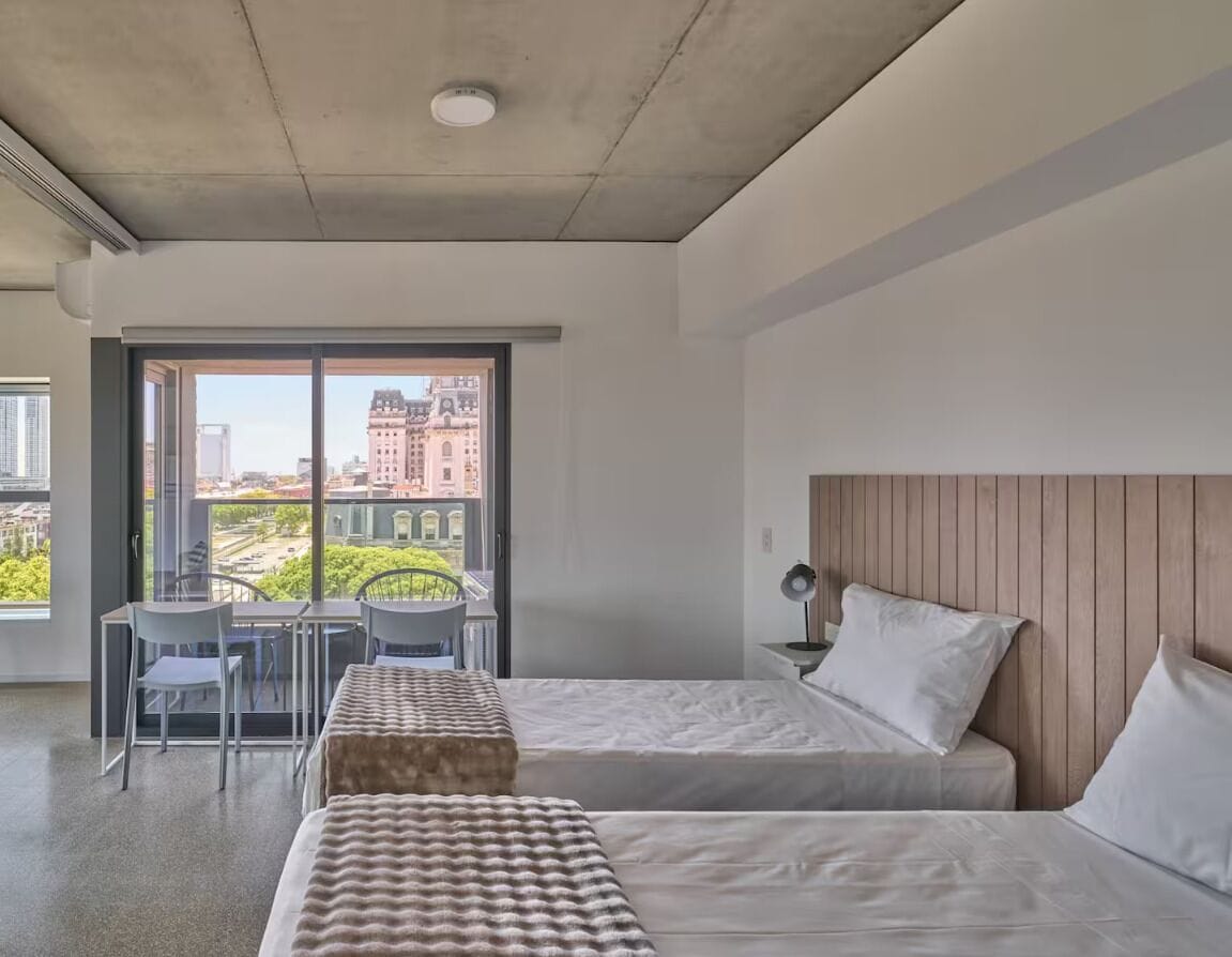 Standard Studio 1010 | In-room safe, desk, laptop workspace, blackout curtains