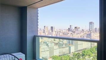 Apartment (2508) | In-room safe, desk, laptop workspace, blackout curtains