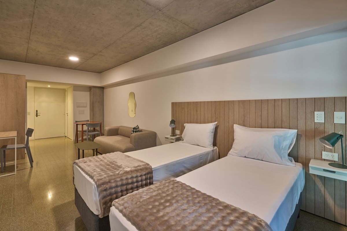 Värdeförvaringsskåp på rummet, skrivbord och arbetsyta för laptop