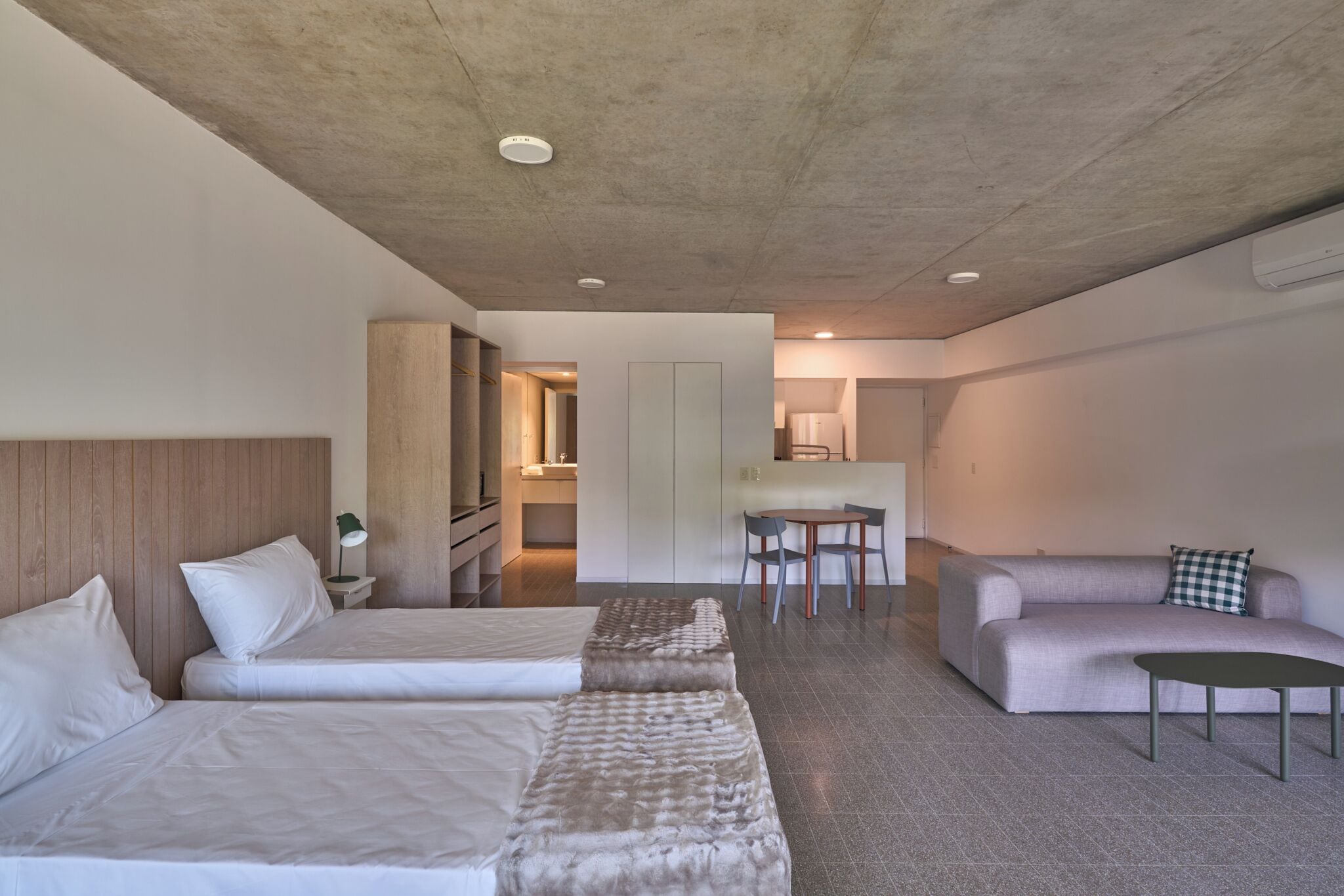 Loft Standard (212) | Värdeförvaringsskåp på rummet, skrivbord och arbetsyta för laptop