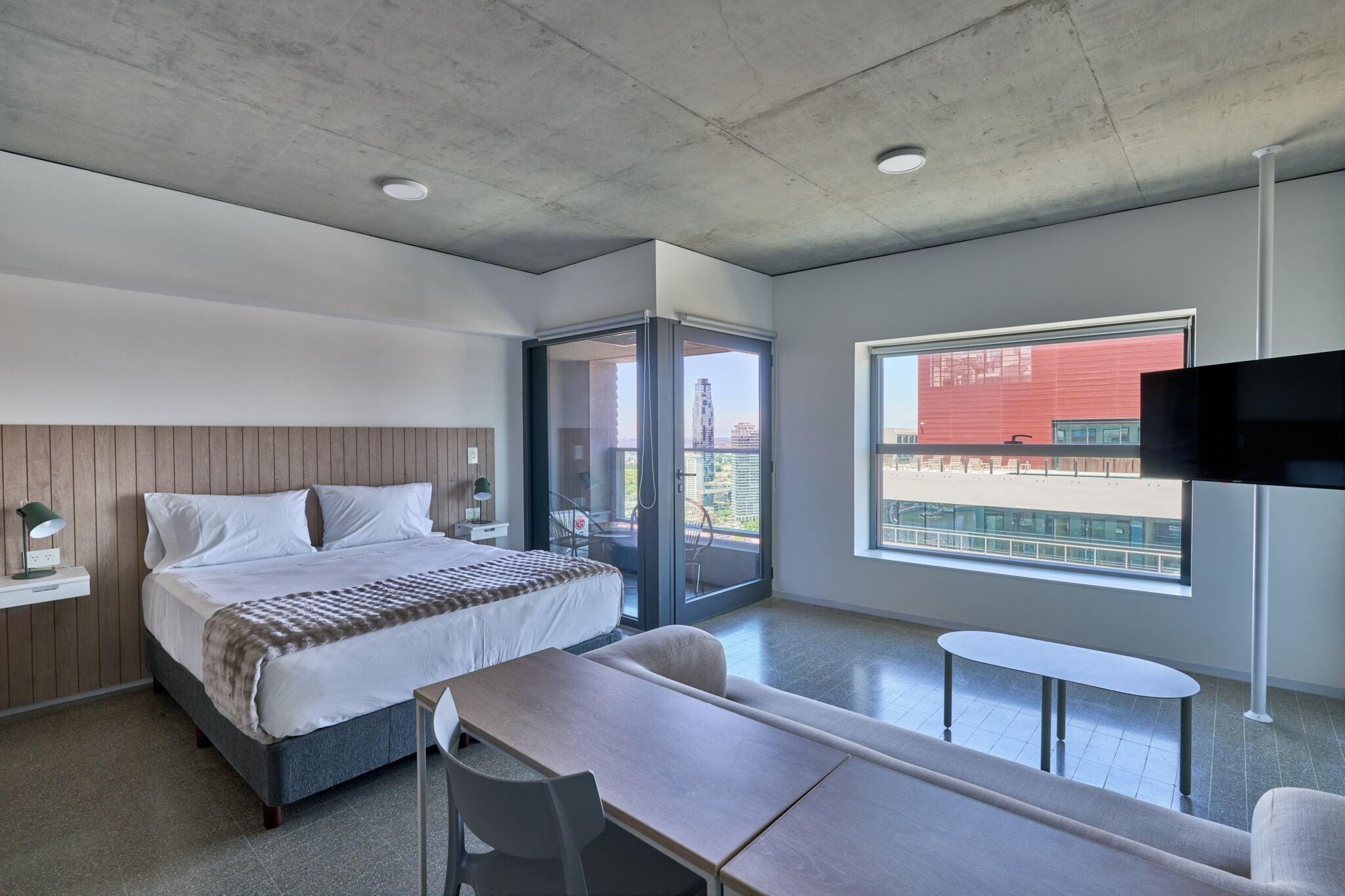 セーフティボックス (室内)、デスク、ノートパソコン用作業スペース、遮光カーテン