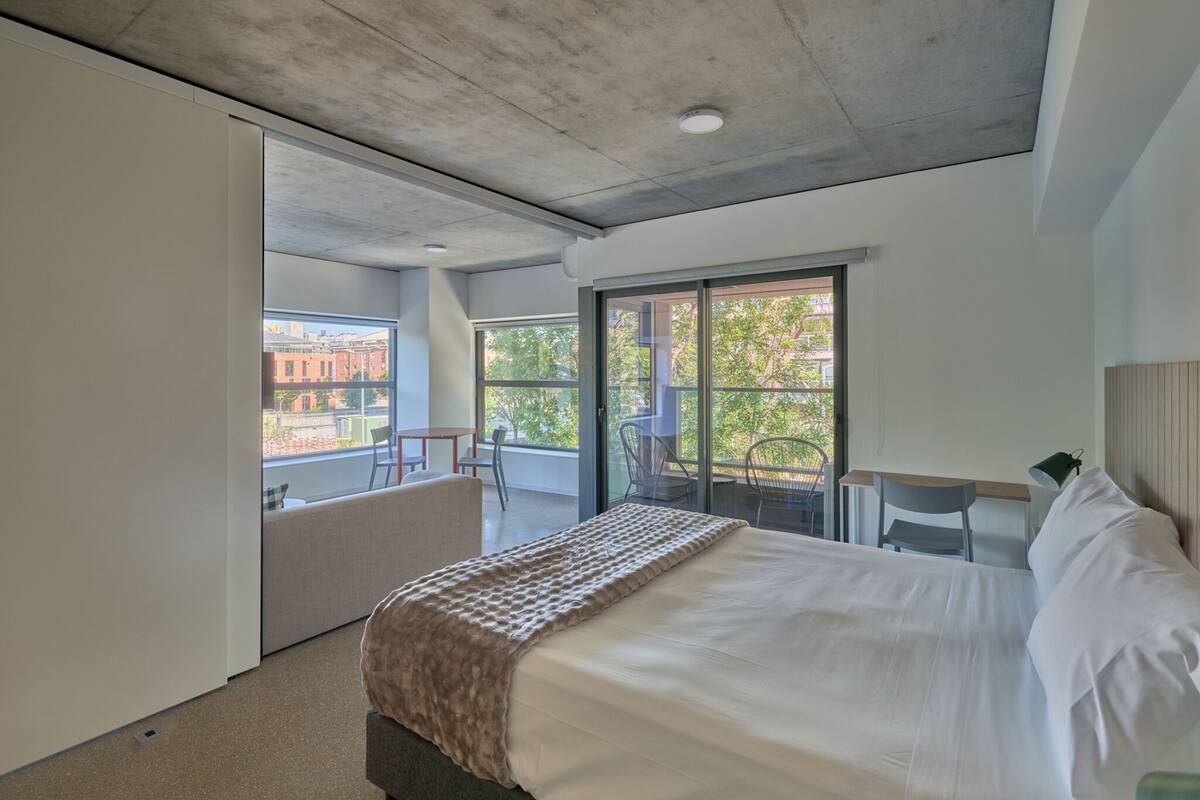 خزنة داخل الغرفة ومكتب ومساحة عمل للكمبيوتر المحمول وستائر تعتيم
