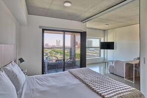 Apartment (1508) | Peti besi dalam bilik, meja, ruang kerja komputer riba 