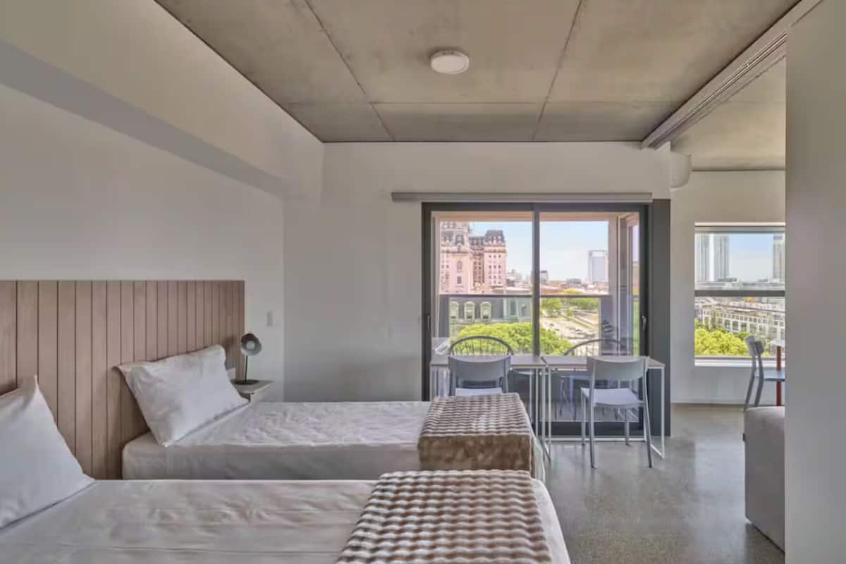 高级公寓 | 客房内保险箱、办公桌、笔记本电脑工作区、遮光窗帘