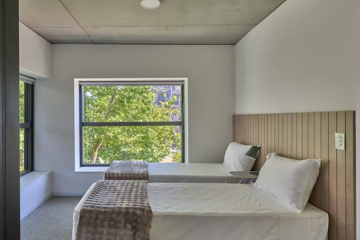 标准公寓 | 客房内保险箱、办公桌、笔记本电脑工作区、遮光窗帘