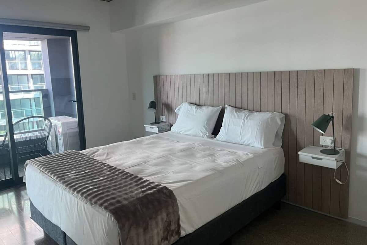 标准公寓 | 客房内保险箱、办公桌、笔记本电脑工作区、遮光窗帘