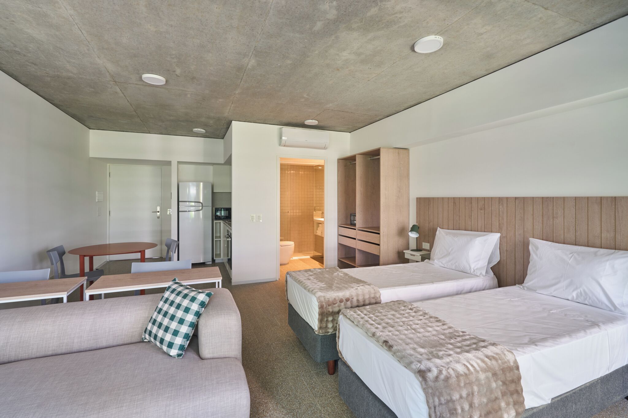 Studio Standard (411) | Värdeförvaringsskåp på rummet, skrivbord och arbetsyta för laptop