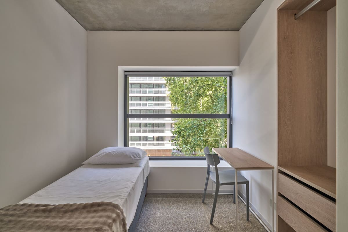 客房内保险箱、办公桌、笔记本电脑工作区、遮光窗帘