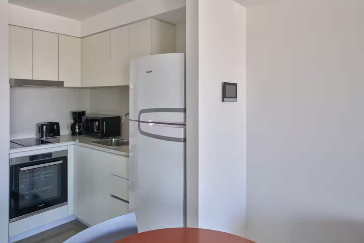 Tủ lạnh, lò vi sóng, bếp nấu, dụng cụ pha espresso