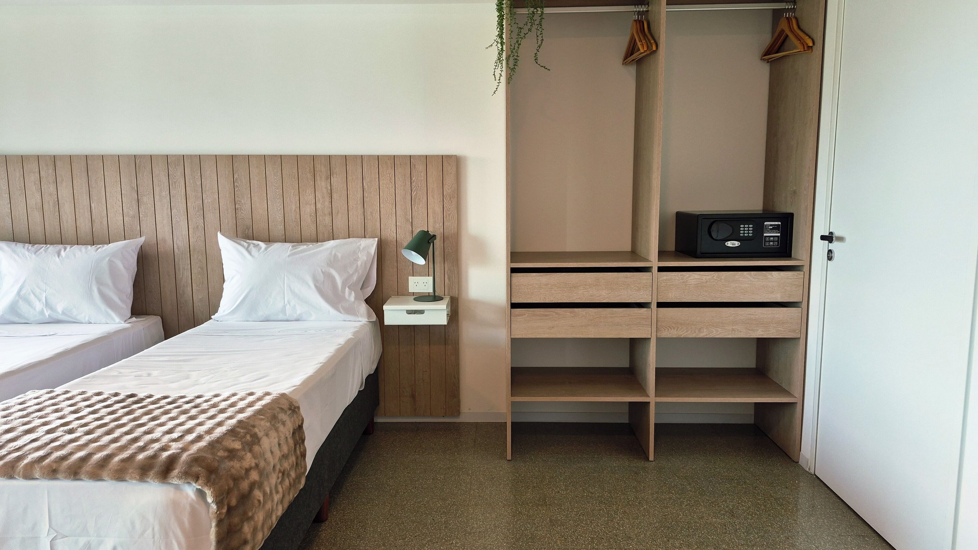 セーフティボックス (室内)、デスク、ノートパソコン用作業スペース、遮光カーテン