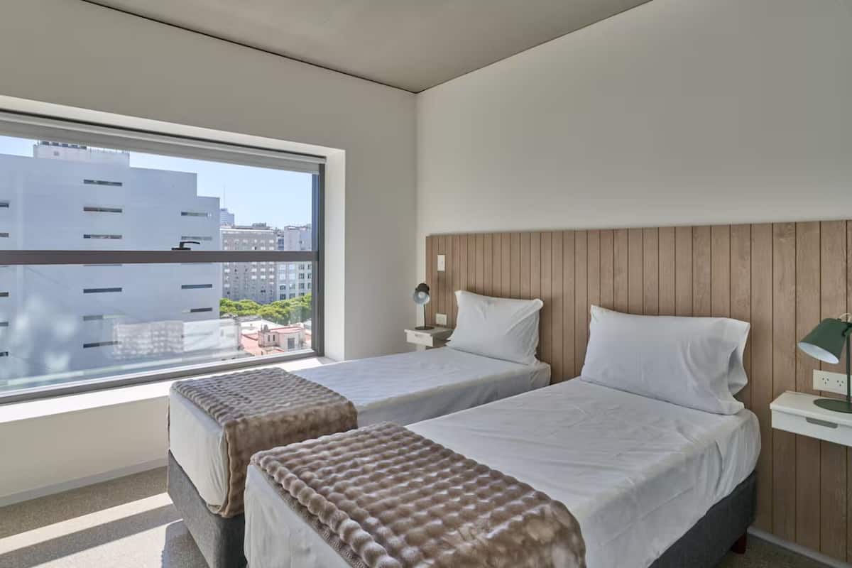 标准公寓 | 客房内保险箱、办公桌、笔记本电脑工作区、遮光窗帘