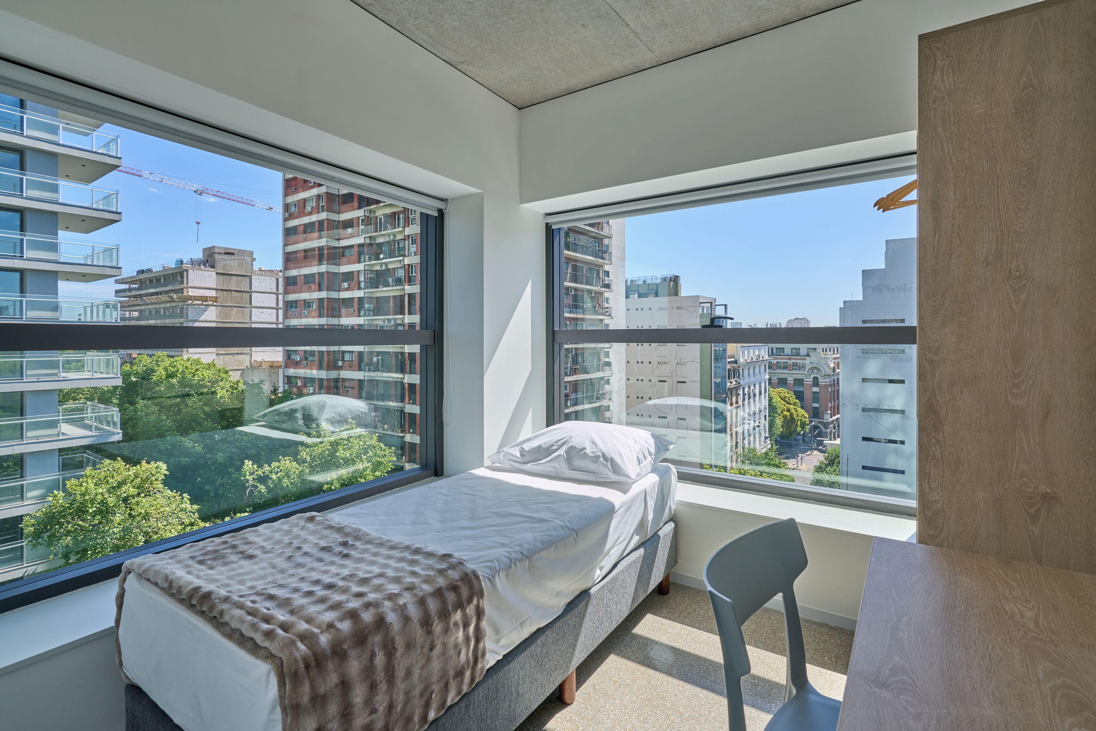 セーフティボックス (室内)、デスク、ノートパソコン用作業スペース、遮光カーテン