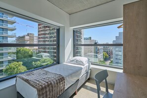 Zimmersafe, Schreibtisch, laptopgeeigneter Arbeitsplatz