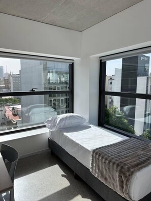 Caja de seguridad en la habitación y escritorio 