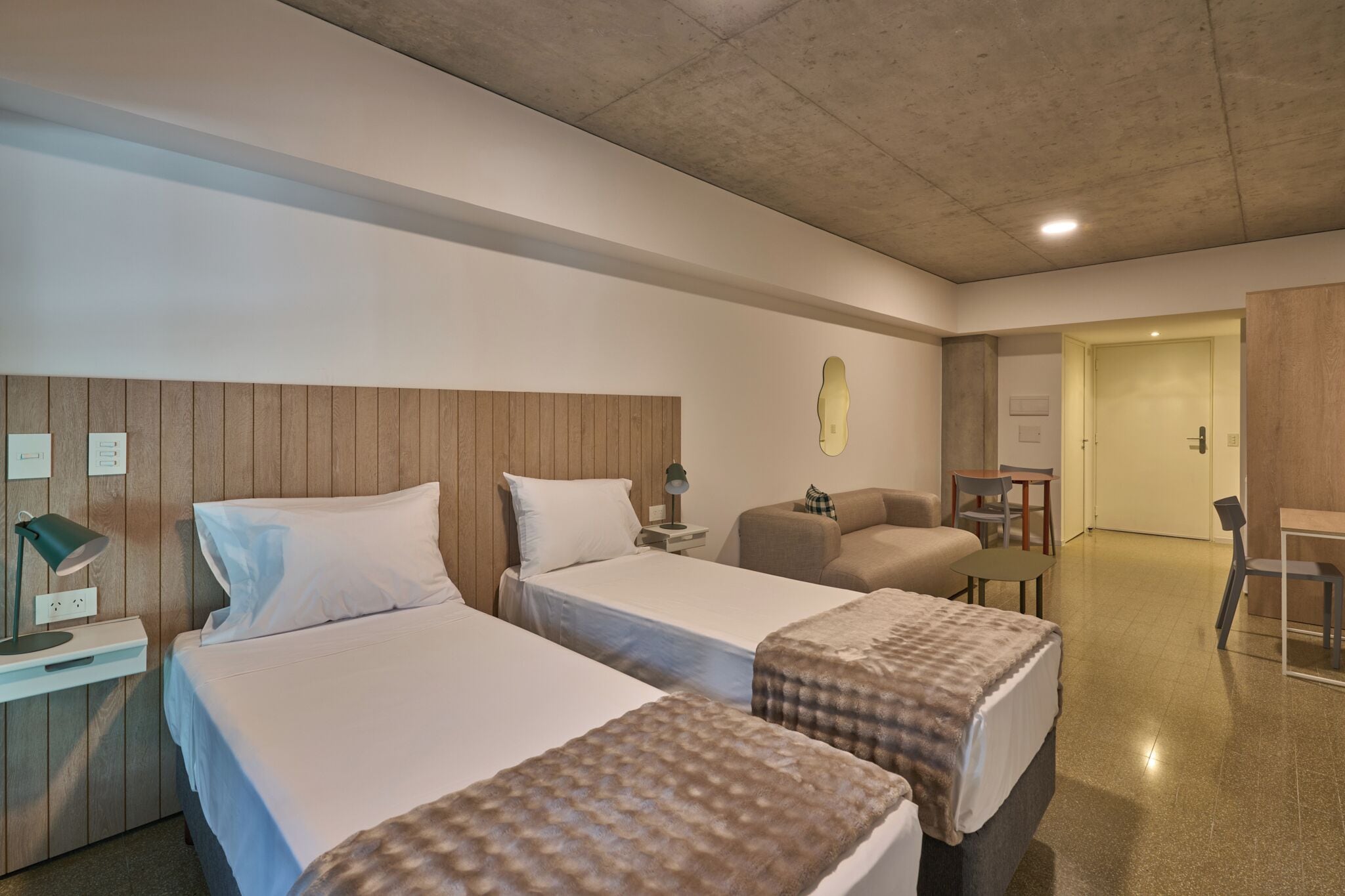 خزنة داخل الغرفة ومكتب ومساحة عمل للكمبيوتر المحمول وستائر تعتيم