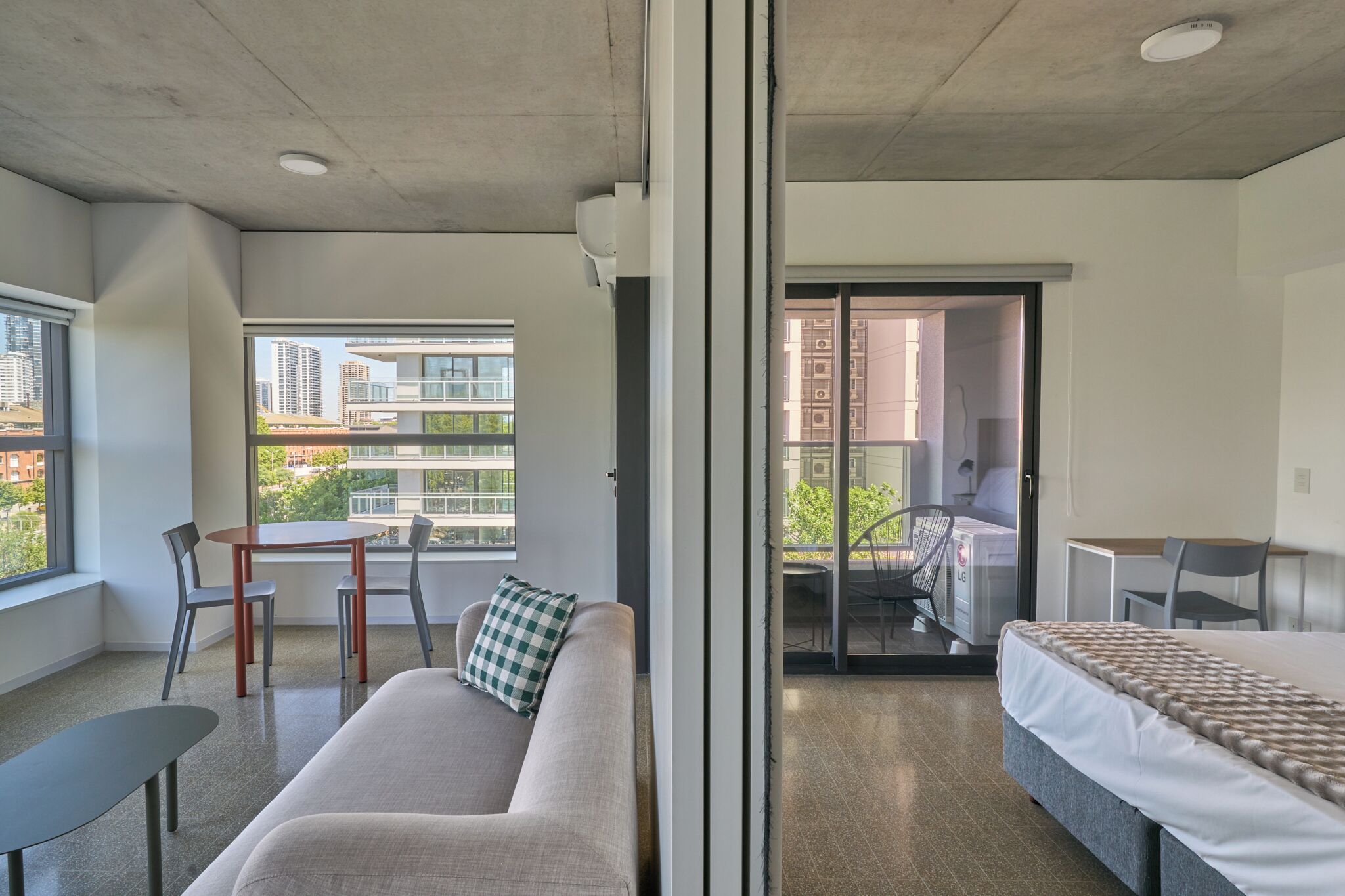 Lägenhet Standard (405) | Värdeförvaringsskåp på rummet, skrivbord och arbetsyta för laptop