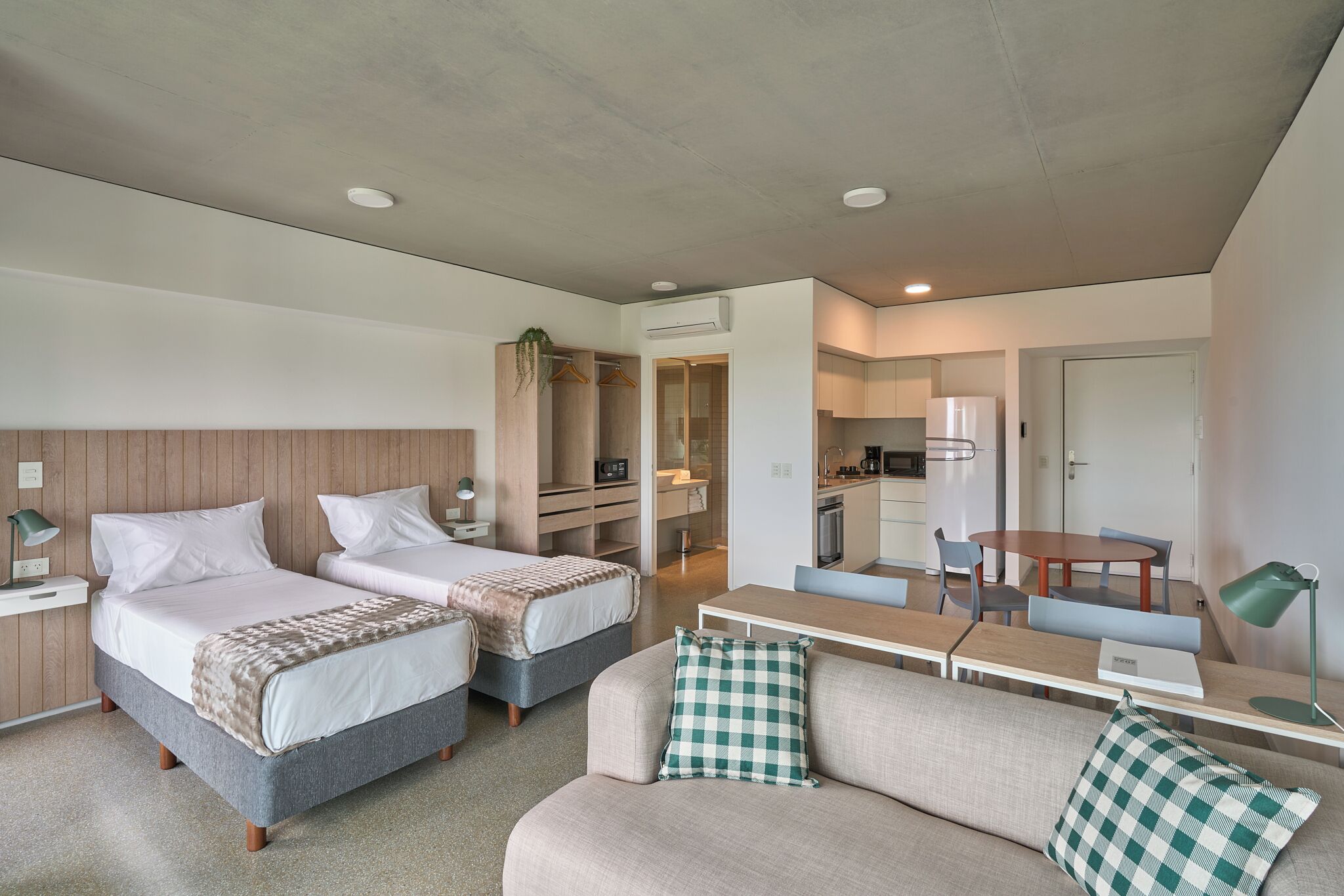 Studio Superior (1506) | Värdeförvaringsskåp på rummet, skrivbord och arbetsyta för laptop