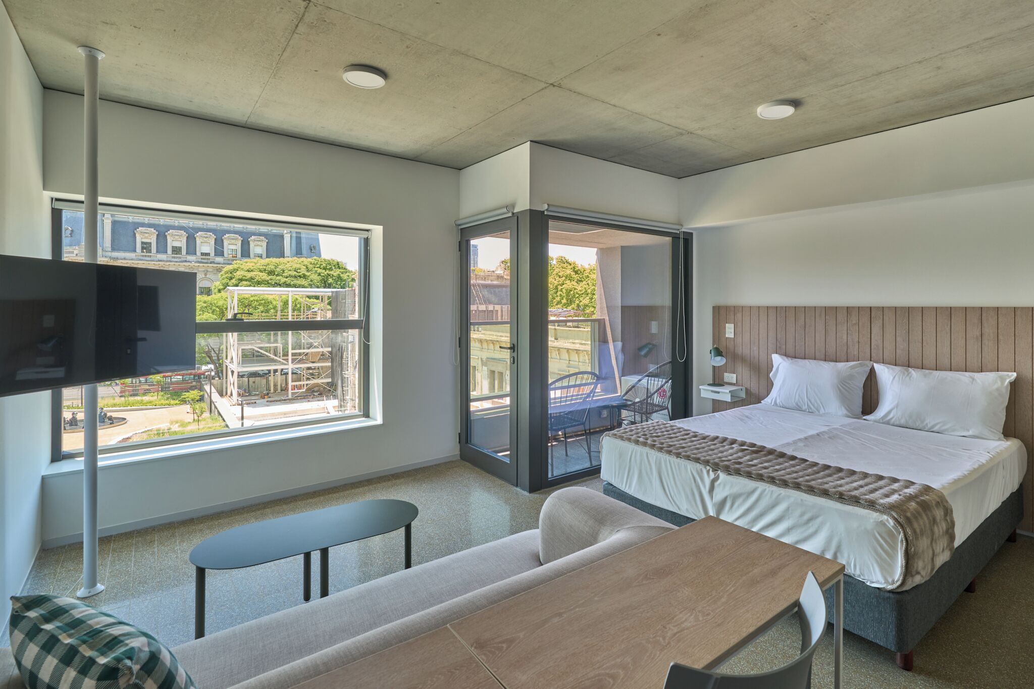 Studio Standard (310) | Värdeförvaringsskåp på rummet, skrivbord och arbetsyta för laptop