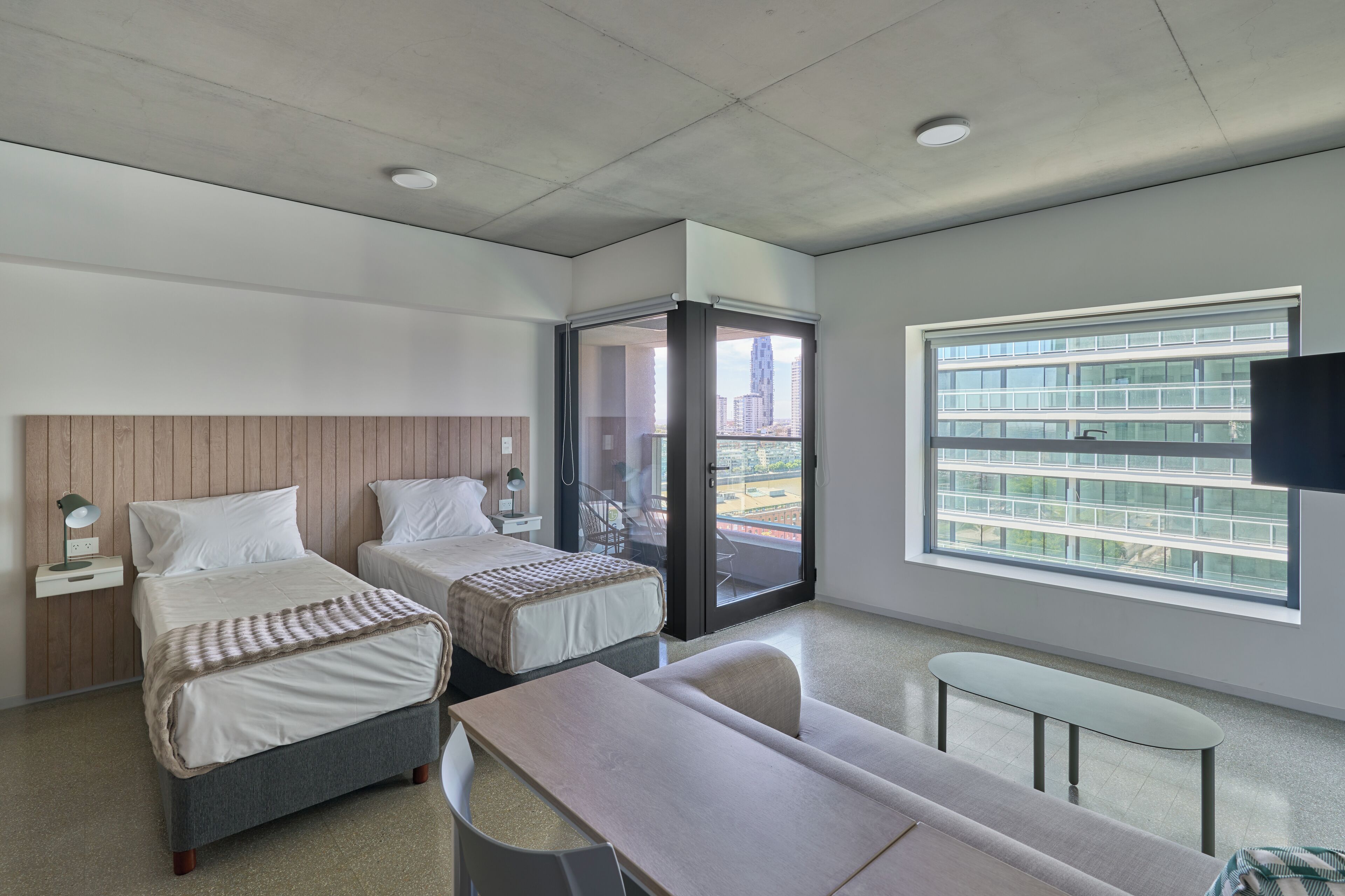 セーフティボックス (室内)、デスク、ノートパソコン用作業スペース、遮光カーテン