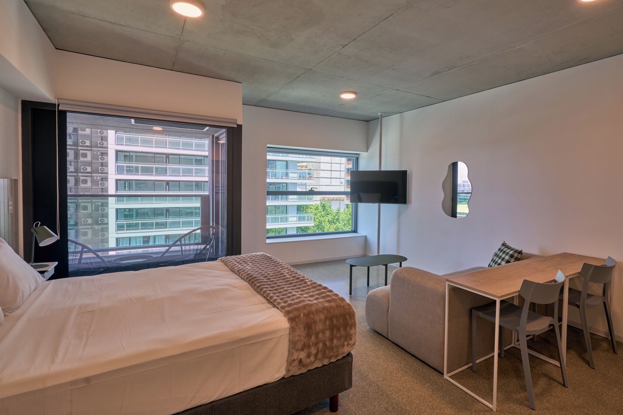 Studio Standard (1011) | Värdeförvaringsskåp på rummet, skrivbord och arbetsyta för laptop