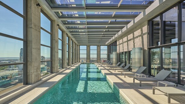 A rooftop infinity pool with lounge chairs and a city view. - Alma Rentals Huergo 475 (Buenos Aires)