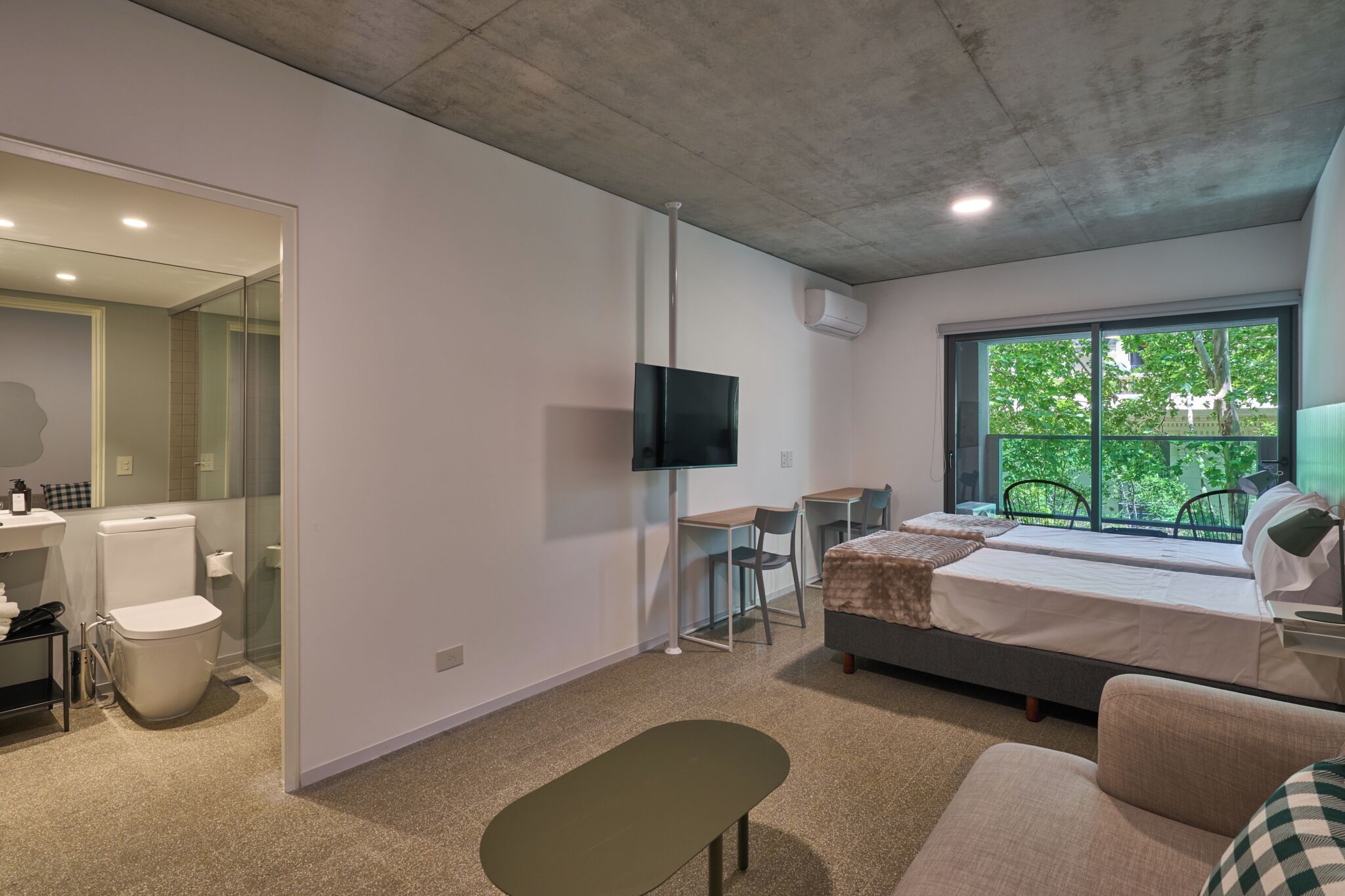 Studio Basic (318) | Värdeförvaringsskåp på rummet, skrivbord och arbetsyta för laptop