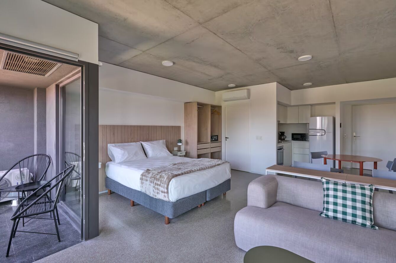 Studio Superior (1510) | Värdeförvaringsskåp på rummet, skrivbord och arbetsyta för laptop