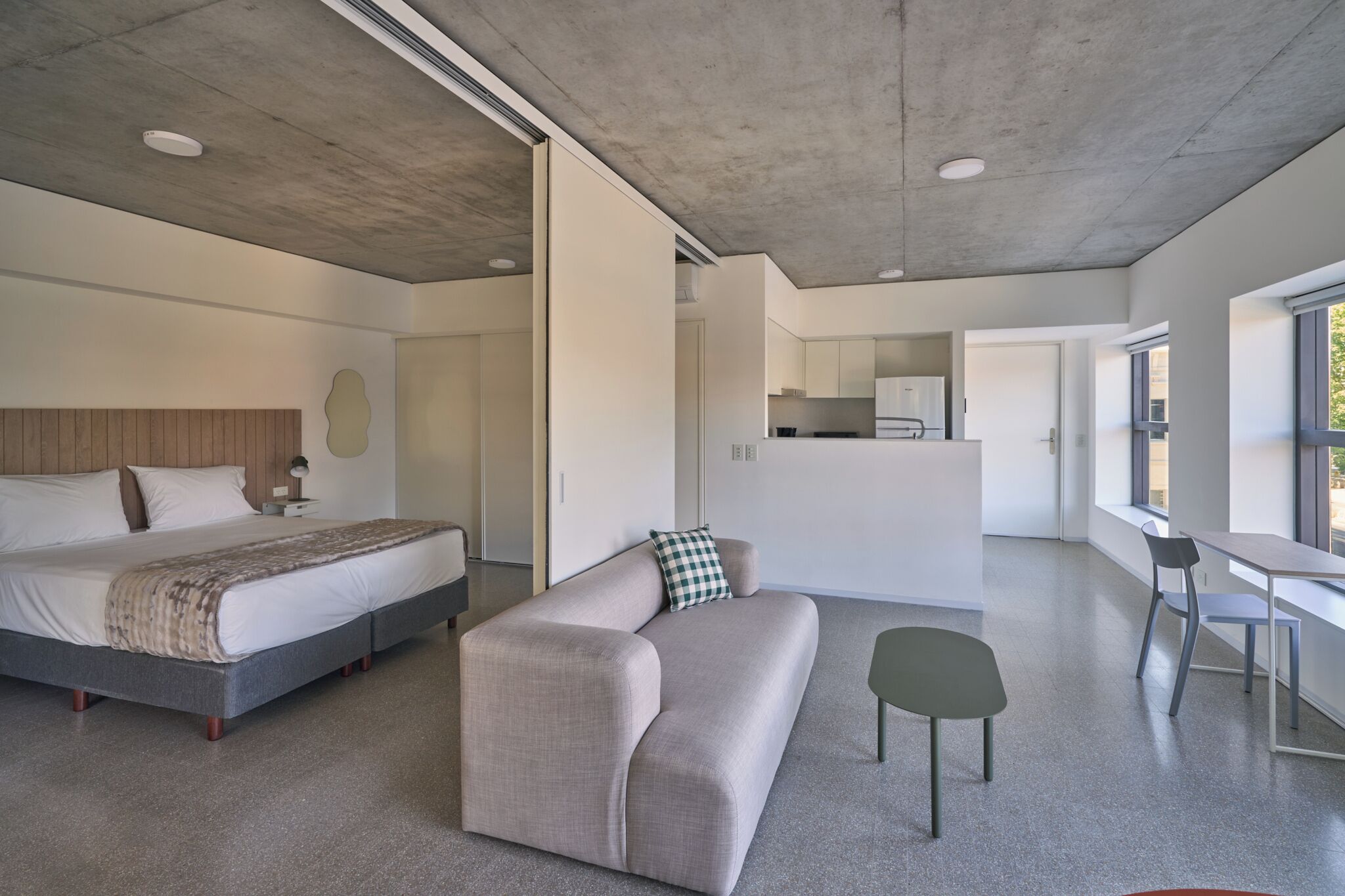 Värdeförvaringsskåp på rummet, skrivbord och arbetsyta för laptop