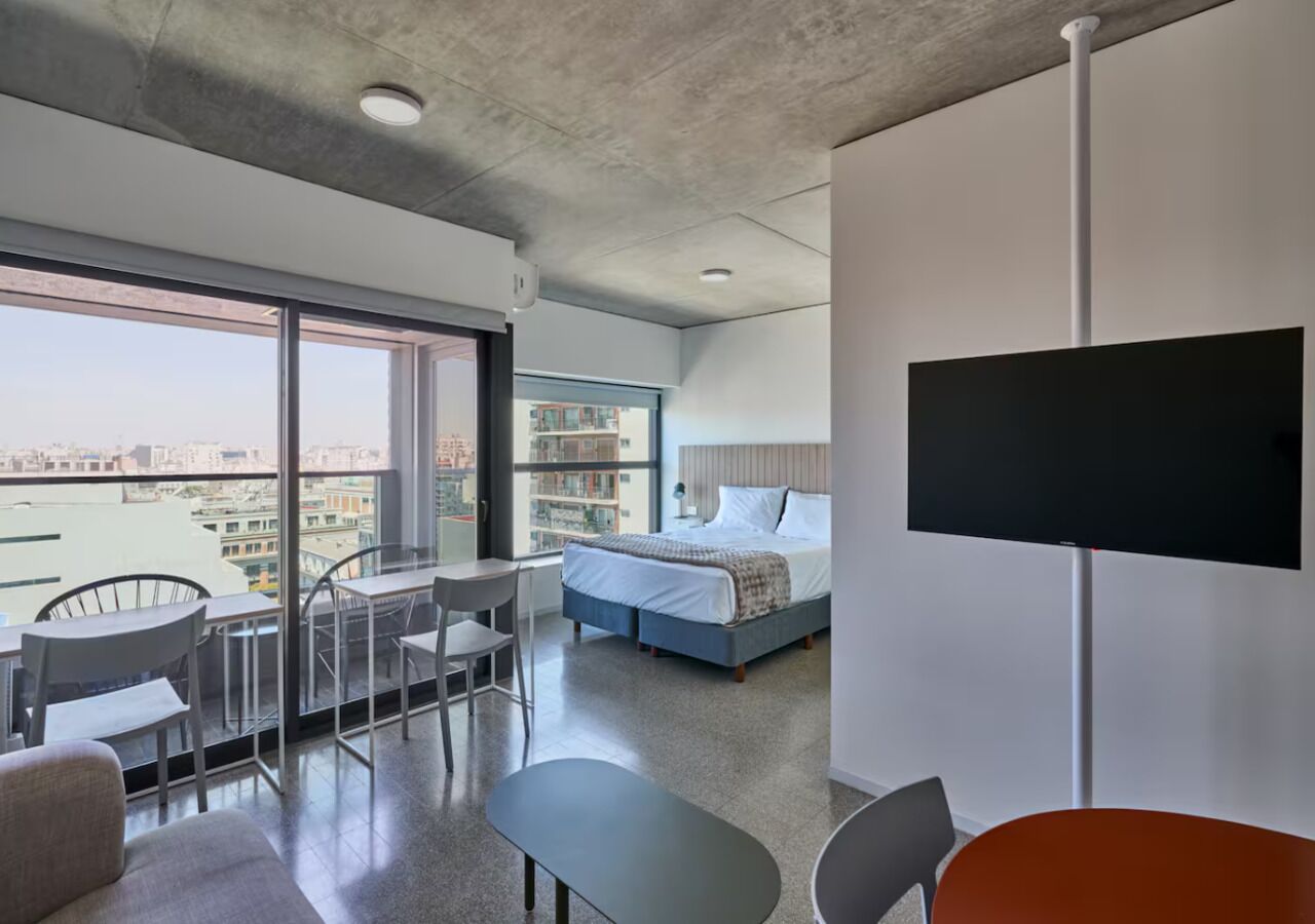 Värdeförvaringsskåp på rummet, skrivbord och arbetsyta för laptop