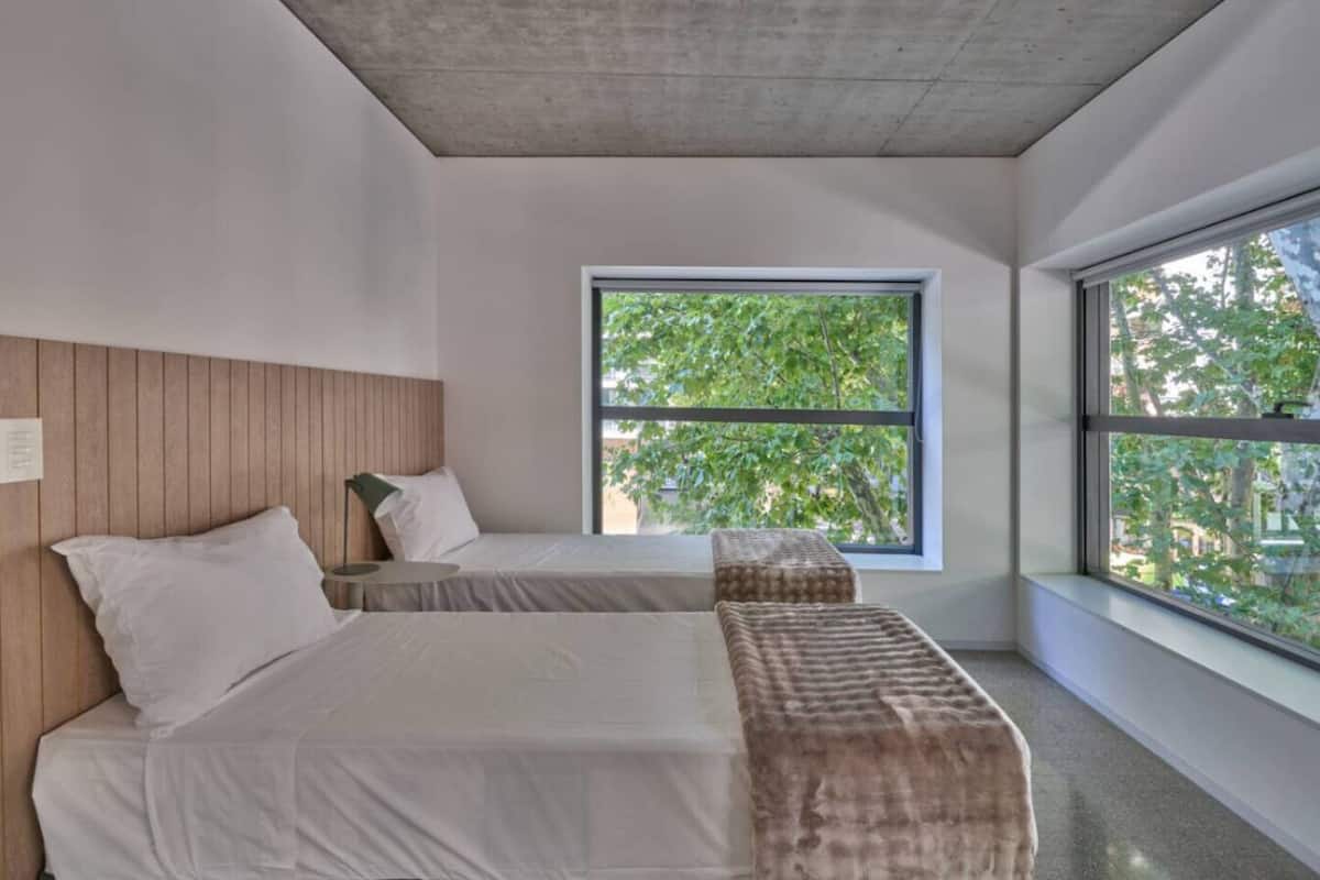 Căn hộ Tiêu chuẩn | Két bảo mật tại phòng, bàn, khu vực làm việc phù hợp cho laptop