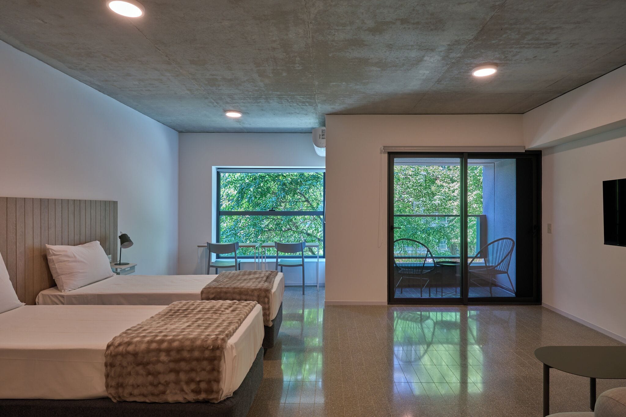 Värdeförvaringsskåp på rummet, skrivbord och arbetsyta för laptop