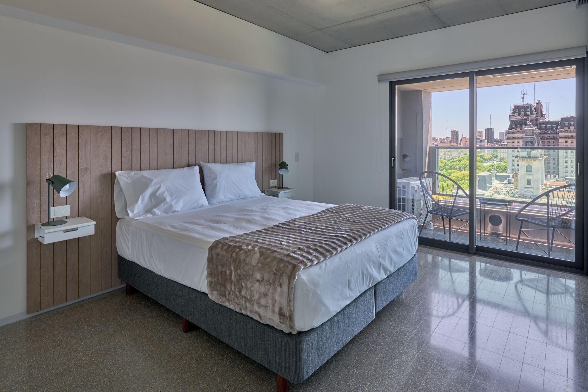 セーフティボックス (室内)、デスク、ノートパソコン用作業スペース、遮光カーテン