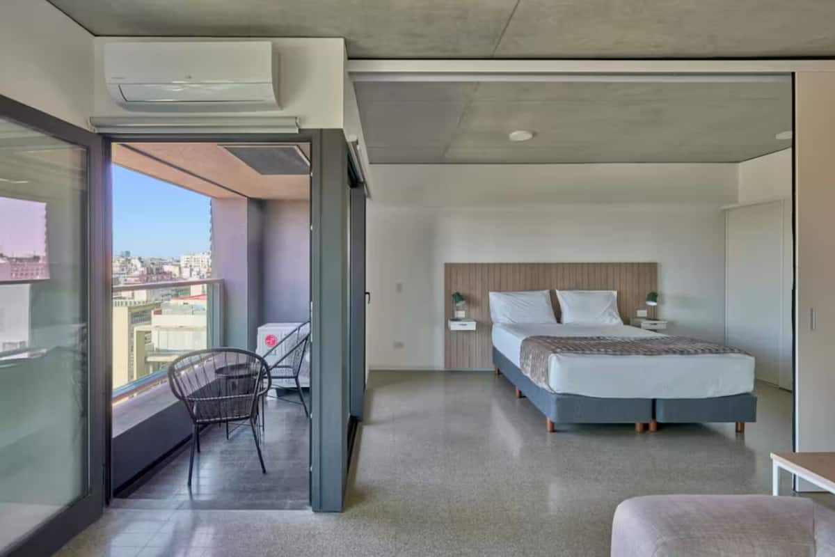 高级公寓 | 客房内保险箱、办公桌、笔记本电脑工作区、遮光窗帘