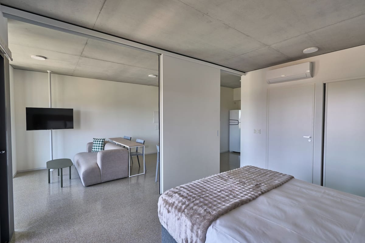 高级公寓 | 客房内保险箱、办公桌、笔记本电脑工作区、遮光窗帘