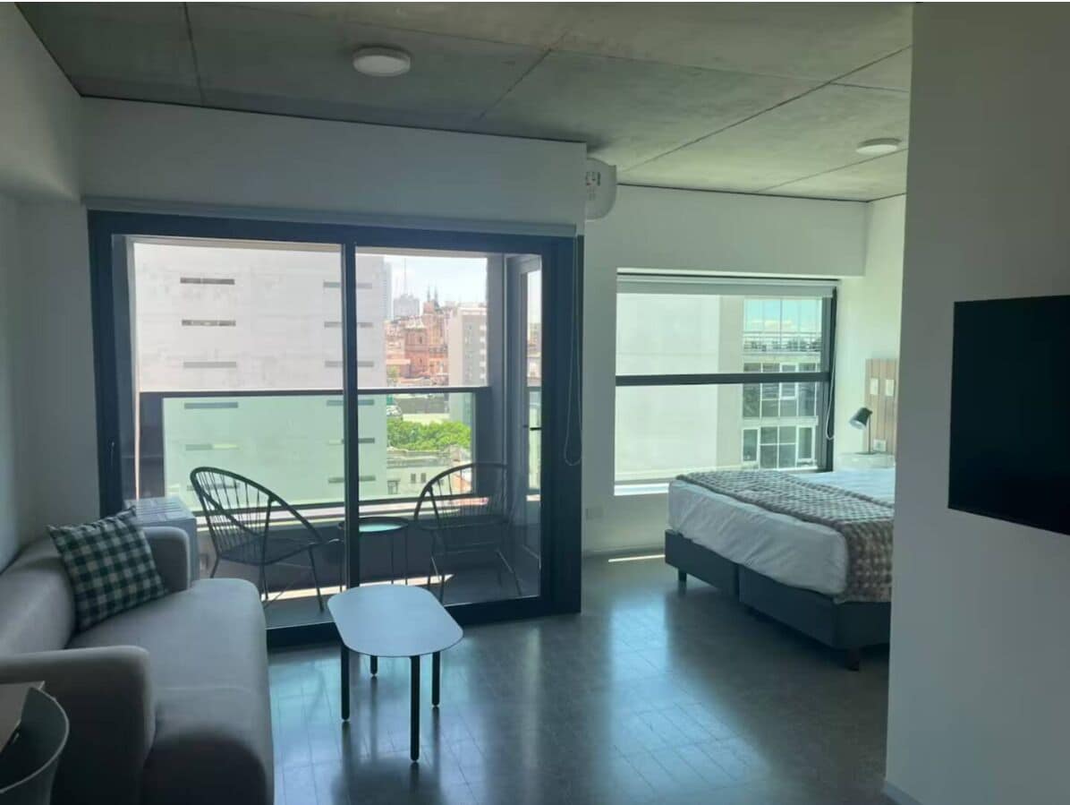 スタジオ (2913) | セーフティボックス (室内)、デスク、ノートパソコン用作業スペース、遮光カーテン