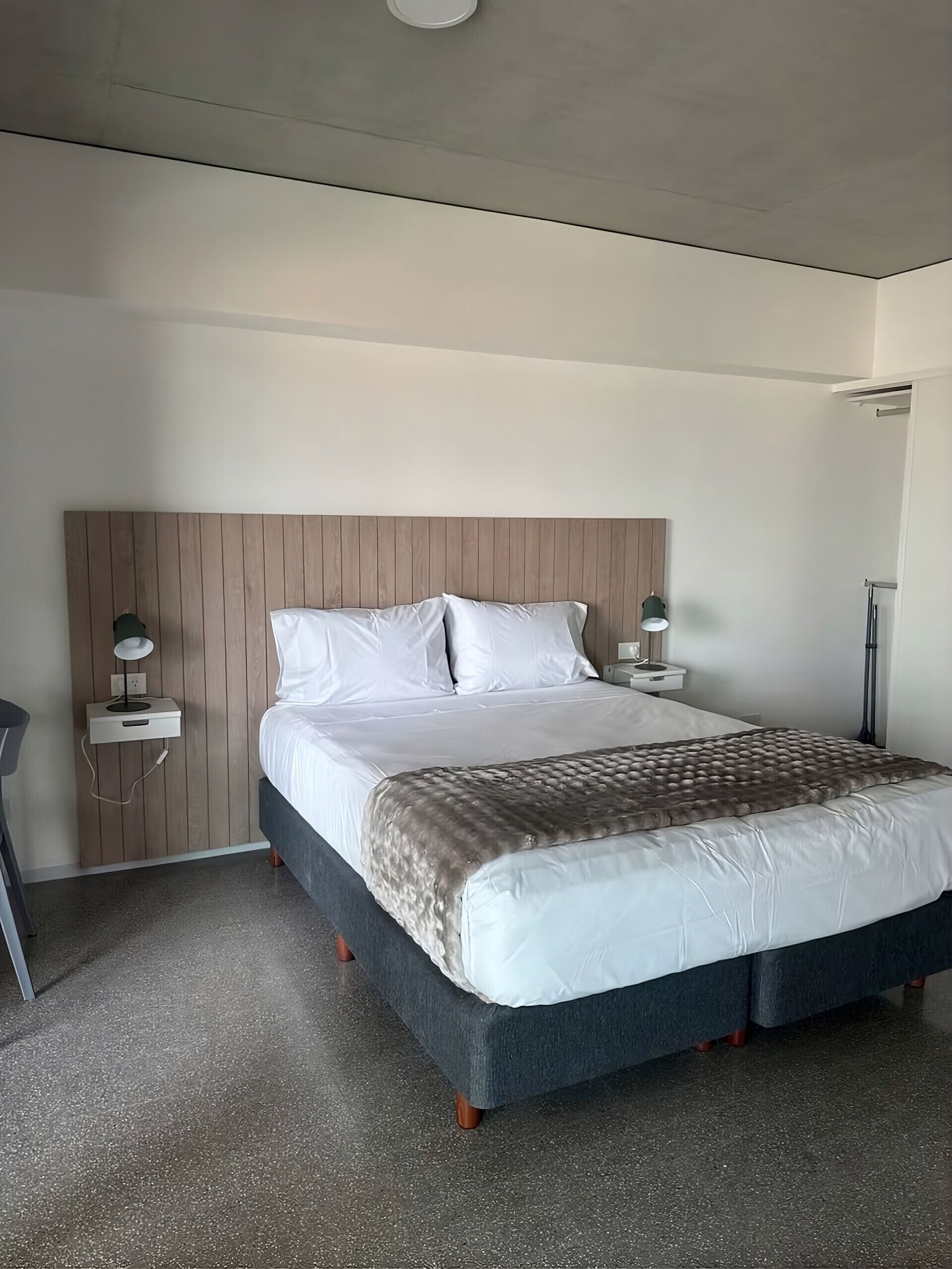 Lägenhet Standard (1005) | Värdeförvaringsskåp på rummet, skrivbord och arbetsyta för laptop