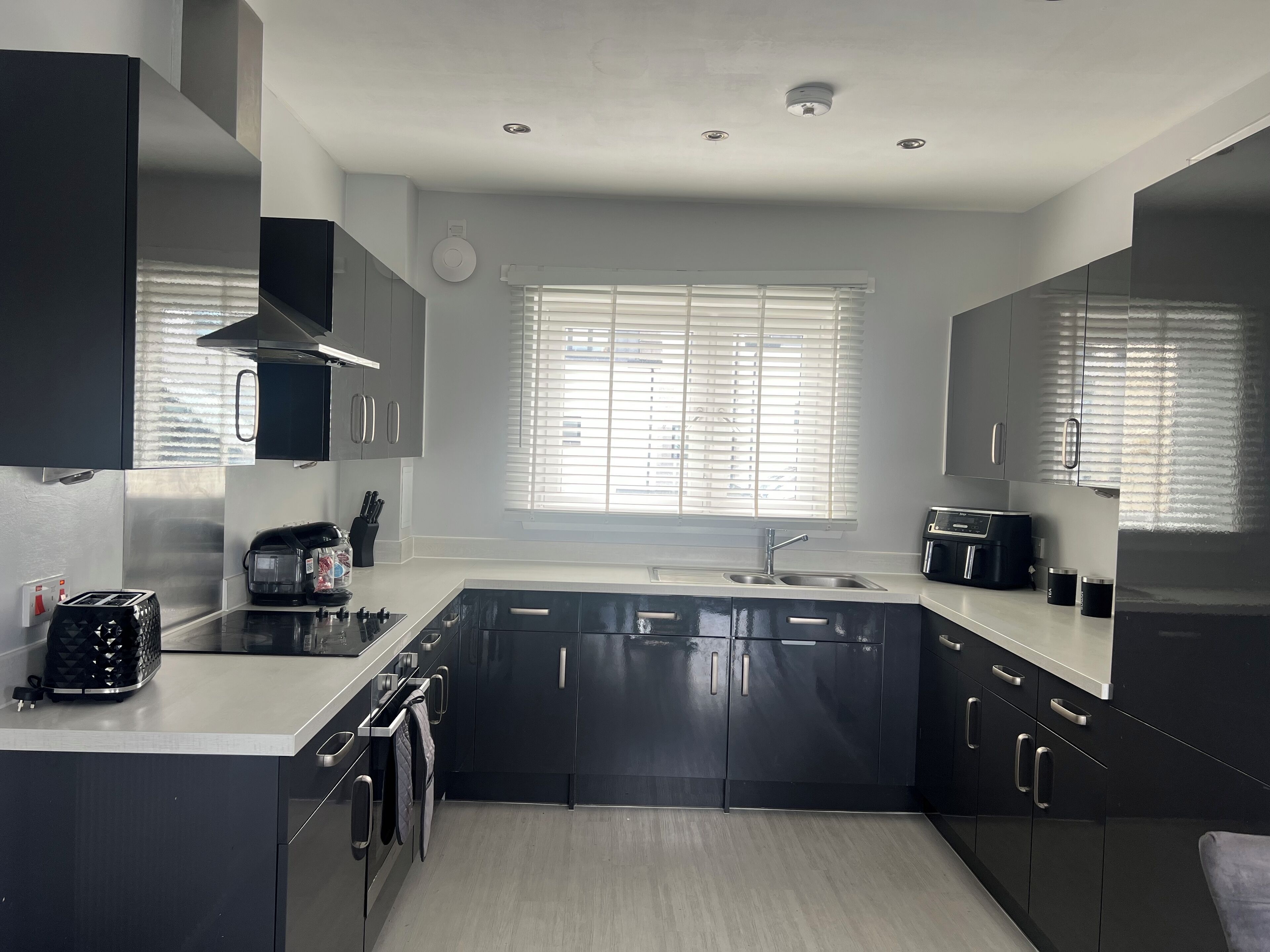 Kjøleskap, mikrobølgeovn, ovn og kaffetrakter/tekoker