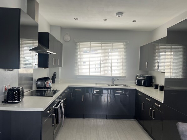 ثلاجة، ميكروويف، فرن، ماكينة لصنع القهوة/الشاي