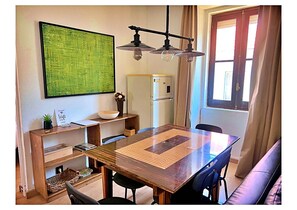 Dining - Cozy 2-bedroom apartment, steps from Jardim da Estrela (Lisboa)