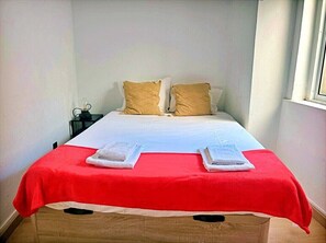 3 habitaciones, tabla de planchar con plancha, wifi y ropa de cama 