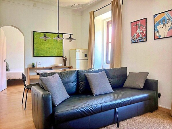 Unclassified image, 1 of 21, button