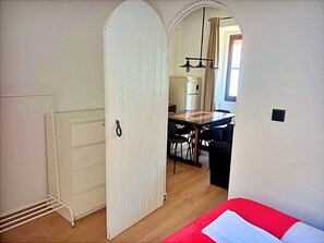 2 chambres, fer et planche à repasser, Wi-Fi, draps fournis