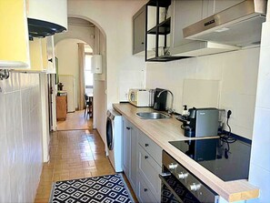 Fridge, microwave, oven, stovetop - Cozy 2-bedroom apartment, steps from Jardim da Estrela (Lisboa)