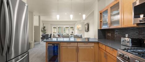 Microondas, horno, parrilla de estufa y lavavajillas