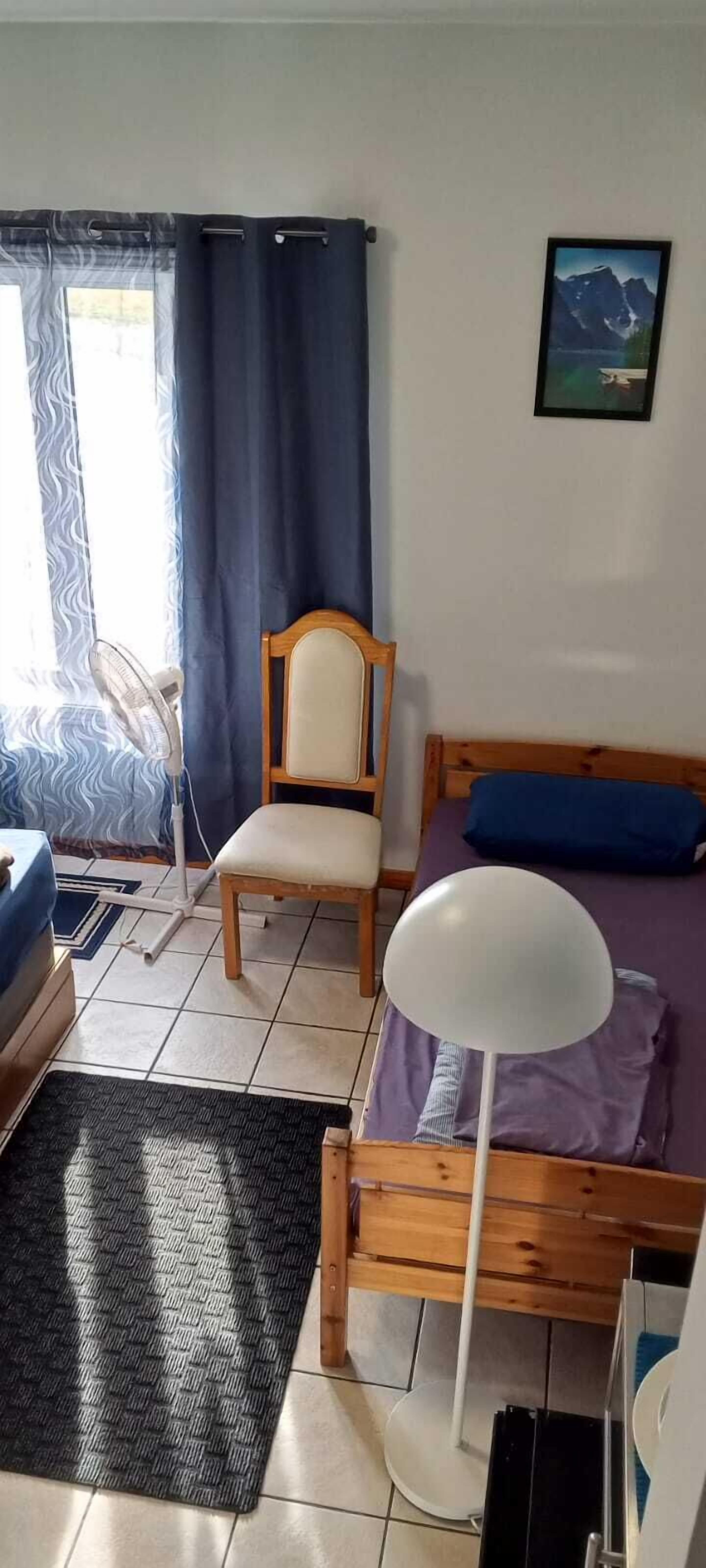 1 habitación, tabla de planchar con plancha, wifi gratis y ropa de cama 