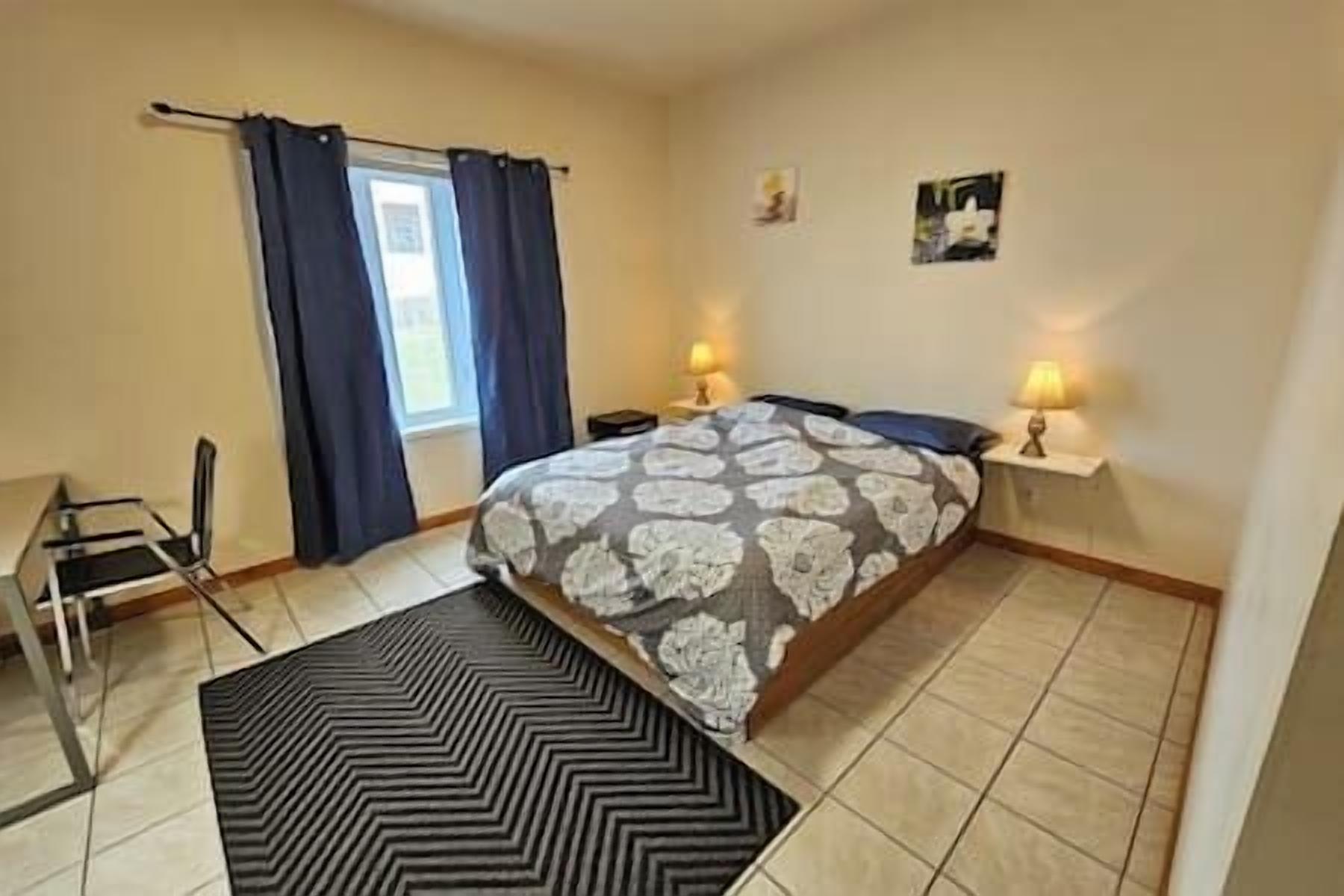 1 habitación, tabla de planchar con plancha, wifi y ropa de cama 